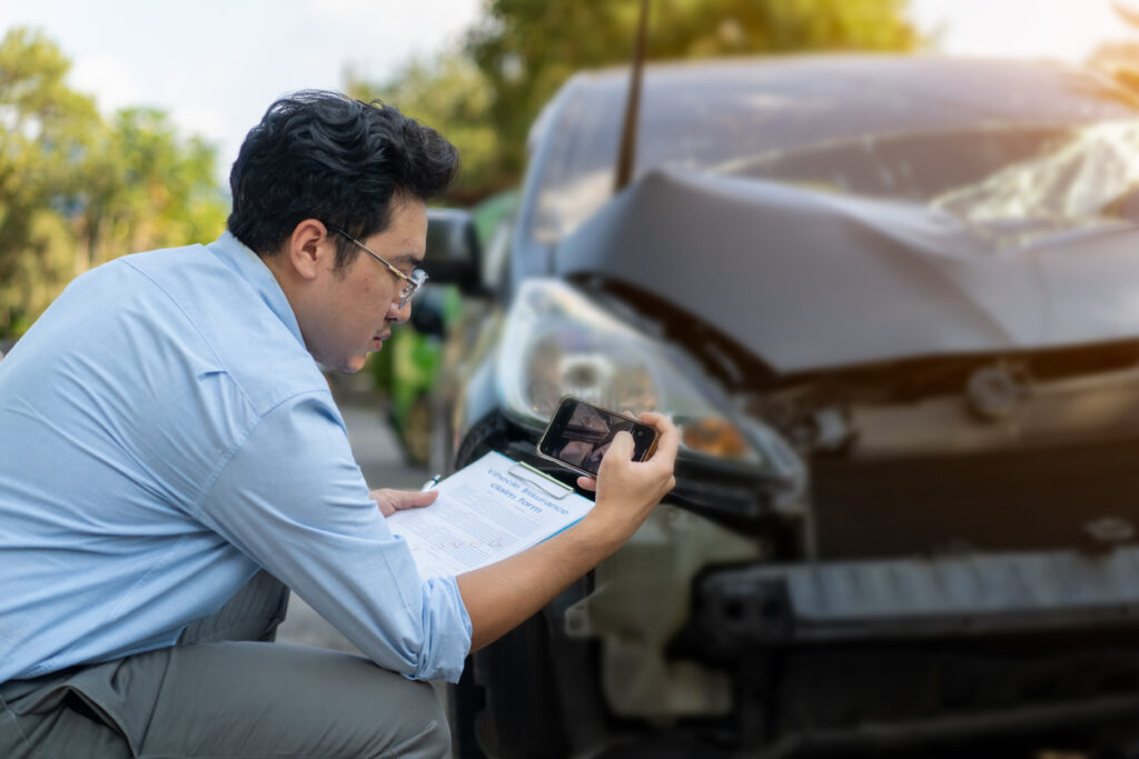 insurance-agent-taking-pictures-of-car-adamage-after-accident